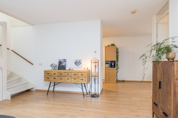 Foto - Te koop: Tussenwoning uit 2007 voorzien van een energielabel A met onder meer een ruime woon- en eetkamer, semi-open keuken, 3 slaapkamers, badkamer, carport en besloten (voor)tuin in Ransdaal